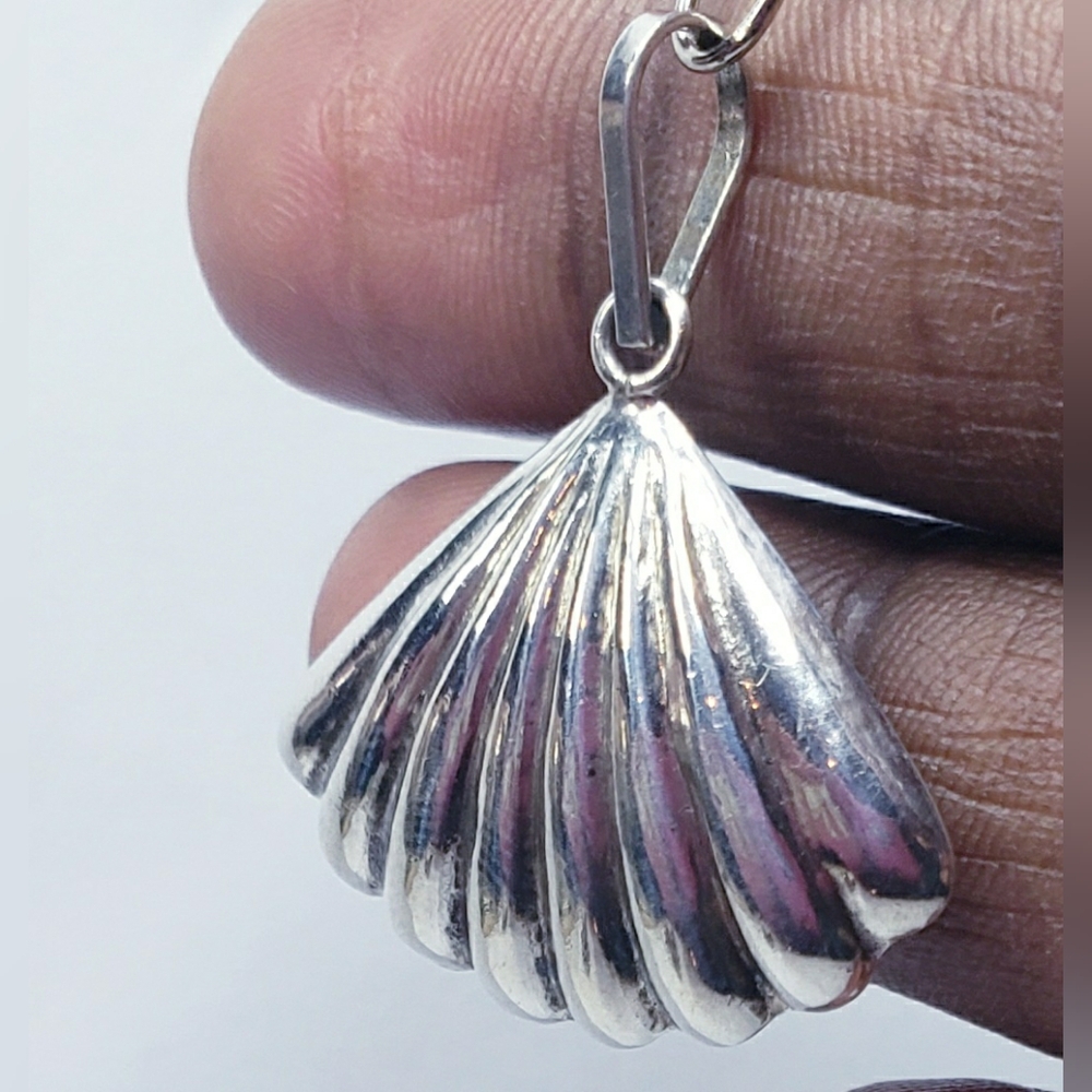 Seashell Puffy Sterling Silver Ribbed Pendant
